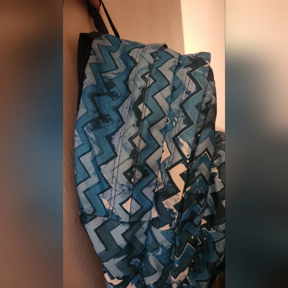 Jansport Blue and White Chevron Backpack LARGE Lap Top Sleeve PERFECT CONDITION!
